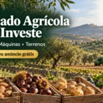 Tem amêndoa para vender, uma máquina agrícola que já não utiliza ou um terreno à procura de comprador? Encontrar interessados começa por dar visibilidade ao que tem para oferecer. O Mercado Agrícola AgroInveste é um espaço de anúncios agrícolas em Portugal onde pode apresentar produtos, máquinas, equipamentos e terrenos, deixando um contacto para os interessados falarem diretamente consigo. Nesta fase de lançamento, a publicação de anúncios é gratuita. A negociação, o pagamento e a entrega são combinados entre comprador e vendedor, sem comissões da plataforma sobre a venda. Conhecer o Mercado Agrícola AgroInveste O que é o Mercado Agrícola AgroInveste? O Mercado Agrícola AgroInveste é uma plataforma de classificados dedicada ao setor agrícola e ao mundo rural. O objetivo é aproximar quem tem algo para vender de quem procura produtos, material agrícola ou terrenos. O funcionamento é simples: o vendedor publica um anúncio com informações sobre o que vende e disponibiliza os contactos escolhidos. O interessado consulta o anúncio e entra em contacto para esclarecer dúvidas e negociar. Não é uma loja online com pagamento integrado. É um espaço para divulgar oportunidades e facilitar o contacto direto entre as pessoas. Que produtos e equipamentos agrícolas pode anunciar? O mercado está organizado em três áreas: produtos agrícolas, material e máquinas, e terrenos. Produtos agrícolas à venda diretamente do produtor Se produz e pretende encontrar compradores, pode criar um anúncio que explique o que tem disponível. Amêndoa, castanha, azeitona, batata, fruta e hortícolas são exemplos de produtos que podem ser apresentados, de acordo com as regras de publicação do mercado. Para tornar o anúncio útil, indique: O produto e a variedade, quando relevante. A quantidade disponível. O preço e a unidade: por quilo, saco, tonelada ou lote. A localização. As condições de recolha ou entrega. Por exemplo, “Amêndoa com casca à venda em Macedo de Cavaleiros” comunica mais do que um título genérico como “Vendo amêndoa”. Quem procura comprar produtos agrícolas diretamente ao produtor precisa de perceber rapidamente o que está à venda, onde se encontra e como contactar o vendedor. Máquinas, equipamentos e material agrícola Tem equipamentos parados que podem ser úteis a outro agricultor? O mercado também permite divulgar material e máquinas agrícolas. Tratores usados, alfaias, reboques, motocultivadores e equipamentos de rega são exemplos de anúncios desta área. Um bom anúncio deve mostrar o estado real do equipamento. Inclua a marca, o modelo, o ano e as características relevantes, quando conhecidos. Nas máquinas usadas, descreva também eventuais avarias ou reparações necessárias. Fotografias atuais e uma descrição transparente ajudam o interessado a decidir se vale a pena entrar em contacto. Terrenos agrícolas para venda Quem pretende vender um terreno pode apresentar a localização, a área, o preço e as principais características. Antes de publicar, reúna informações que ajudem um possível comprador: Área do terreno. Distrito e concelho. Acessos. Existência de água e infraestruturas. Culturas ou árvores existentes. Condições para marcar uma visita. Descreva apenas características que consegue confirmar. Não apresente possibilidades de construção ou utilização como garantidas sem a respetiva confirmação. Como publicar um anúncio agrícola gratuito? Para começar, aceda à página de publicação do Mercado Agrícola AgroInveste. Registe-se ou entre na sua conta. Escolha a categoria adequada. Preencha o título e a descrição. Indique o preço, a localização e os restantes dados pedidos. Adicione fotografias e escolha os contactos a disponibilizar. Envie o anúncio para moderação. A submissão não significa publicação imediata: o anúncio fica sujeito à revisão e às regras do mercado. Publicar um anúncio agrícola grátis Como procurar produtos agrícolas, máquinas ou terrenos? Se está à procura de algo para comprar, entre no mercado e utilize a pesquisa por palavra, categoria e distrito. Pode procurar termos como “amêndoa”, “trator” ou “terreno”, e depois consultar os anúncios que correspondam à pesquisa. A disponibilidade depende dos anúncios publicados. Sendo um espaço em lançamento, algumas pesquisas podem ainda não apresentar resultados. Encontrou um anúncio relevante? Utilize os contactos disponibilizados para perguntar pelo estado, quantidade, preço, localização ou condições de entrega. Consultar os anúncios do Mercado Agrícola Como criar um anúncio que desperte interesse? Não precisa de escrever muito. Precisa de responder às perguntas que um comprador faria. Escolha um título específico Combine o nome do produto ou equipamento com uma característica útil e, quando fizer sentido, a localização. Exemplos: Amêndoa com casca à venda em Bragança. Motocultivador usado com acessórios em Vila Real. Terreno agrícola com olival em Macedo de Cavaleiros. Estes são exemplos de títulos, não anúncios atualmente disponíveis. Apresente um preço fácil de perceber Se vende um produto ao quilo, indique o preço por quilo. Se vende um equipamento, esclareça se o valor inclui os acessórios apresentados. Quando o preço depende da quantidade ou de outras condições, explique isso na descrição. Mostre fotografias reais Fotografe aquilo que está efetivamente à venda, com boa iluminação e sem esconder defeitos relevantes. Nas máquinas, mostre diferentes ângulos. Nos terrenos, apresente imagens que ajudem a perceber os acessos e as características do local. Facilite o contacto Mantenha os dados atualizados e responda às perguntas dos interessados. Depois de concluir o negócio, marque o anúncio como vendido para evitar contactos desnecessários. A compra é feita dentro do AgroInveste? Não. O Mercado Agrícola AgroInveste facilita a divulgação dos anúncios e o contacto entre as partes. O comprador e o vendedor combinam diretamente o preço final, o pagamento, a recolha, o transporte e a entrega. A plataforma não recebe o pagamento da compra nem garante a conclusão do negócio. Antes de pagar, confirme os dados do vendedor e as condições acordadas. Sempre que possível, veja o produto, equipamento ou terreno presencialmente. Perguntas frequentes sobre o Mercado Agrícola AgroInveste Publicar anúncios é gratuito? Sim. Nesta fase de lançamento, pode publicar anúncios gratuitamente, sujeitos às regras e à moderação do mercado. Posso vender produtos agrícolas diretamente ao consumidor? Pode divulgar os produtos permitidos pelo mercado e ser contactado por interessados. As condições da venda são acordadas diretamente entre as partes, cabendo ao vendedor cumprir as obrigações aplicáveis à sua atividade. Posso anunciar máquinas agrícolas usadas? Sim. A área de material e máquinas destina-se à divulgação de equipamentos agrícolas, incluindo usados. Descreva o estado real e os defeitos conhecidos. Posso anunciar um terreno agrícola? Sim. Existe uma categoria para terrenos. Indique a localização, a área, o preço e as características que consegue confirmar. Preciso de uma conta para publicar? Sim. O registo permite publicar e gerir os seus anúncios. O AgroInveste cobra comissão sobre a venda? Neste modelo de lançamento, não existe comissão da plataforma sobre o negócio. A transação é realizada diretamente entre comprador e vendedor. Dê visibilidade ao que tem para vender Um produto por vender, uma máquina parada ou um terreno disponível podem interessar a alguém. Mas o primeiro passo é mostrar que existem. O Mercado Agrícola AgroInveste nasce para criar esse ponto de encontro: um espaço dedicado aos produtos agrícolas, aos equipamentos e às oportunidades do mundo rural. Tem algo para vender? Publique o seu primeiro anúncio gratuitamente nesta fase de lançamento. Publicar anúncio grátis Prefere conhecer o espaço primeiro? Visitar o Mercado Agrícola AgroInveste